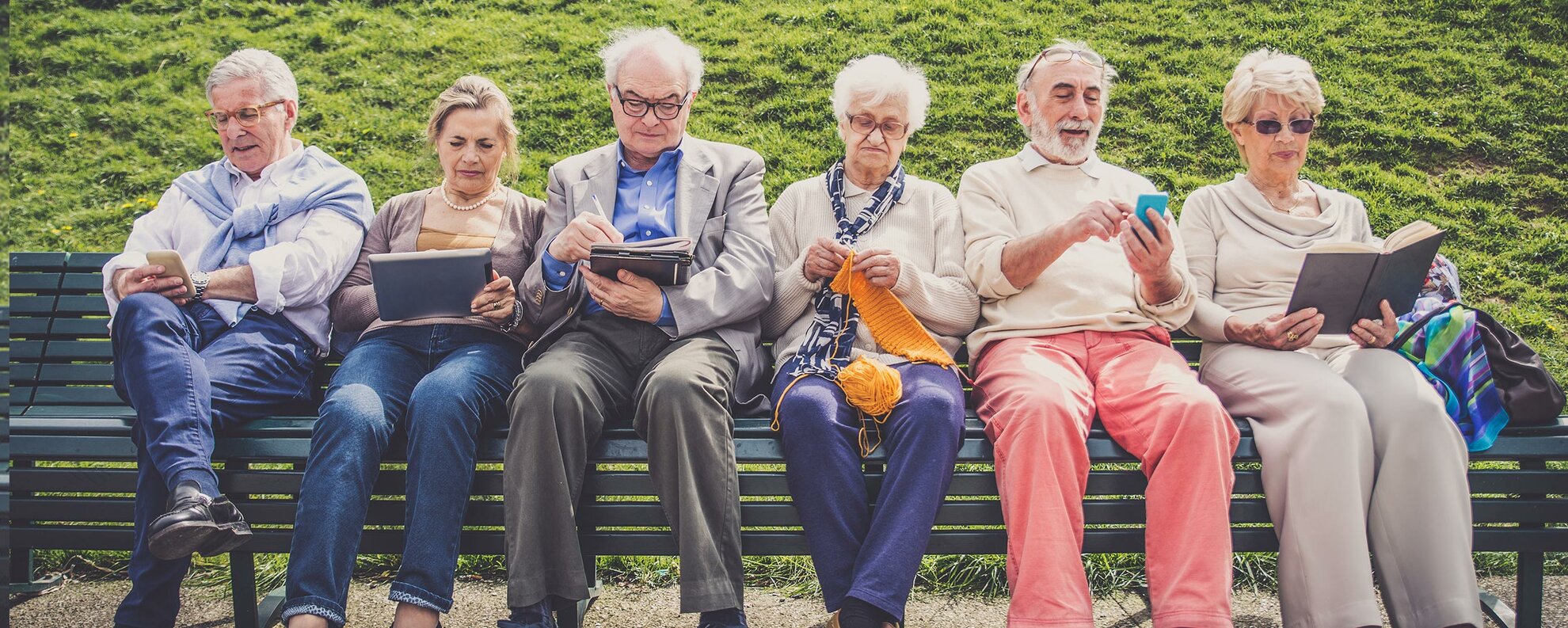 Ältere Menschen zusammen auf Bank